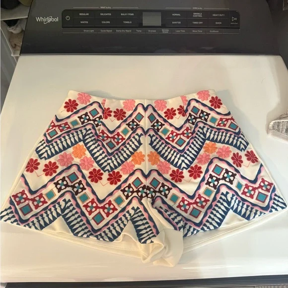 Lulu's 2 piece set🌸 - Picture 2 of 8